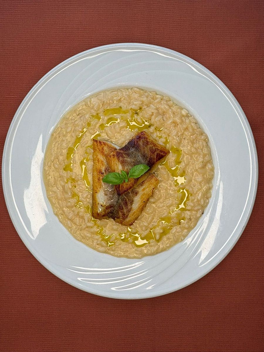Bela rižota s popečeno ribo in oljčnim oljem