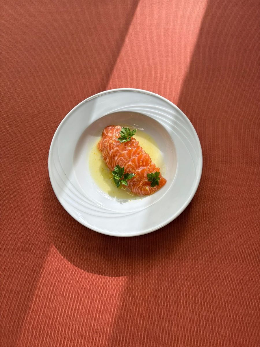 Carpaccio lososa z oljčnim oljem in peteršiljem