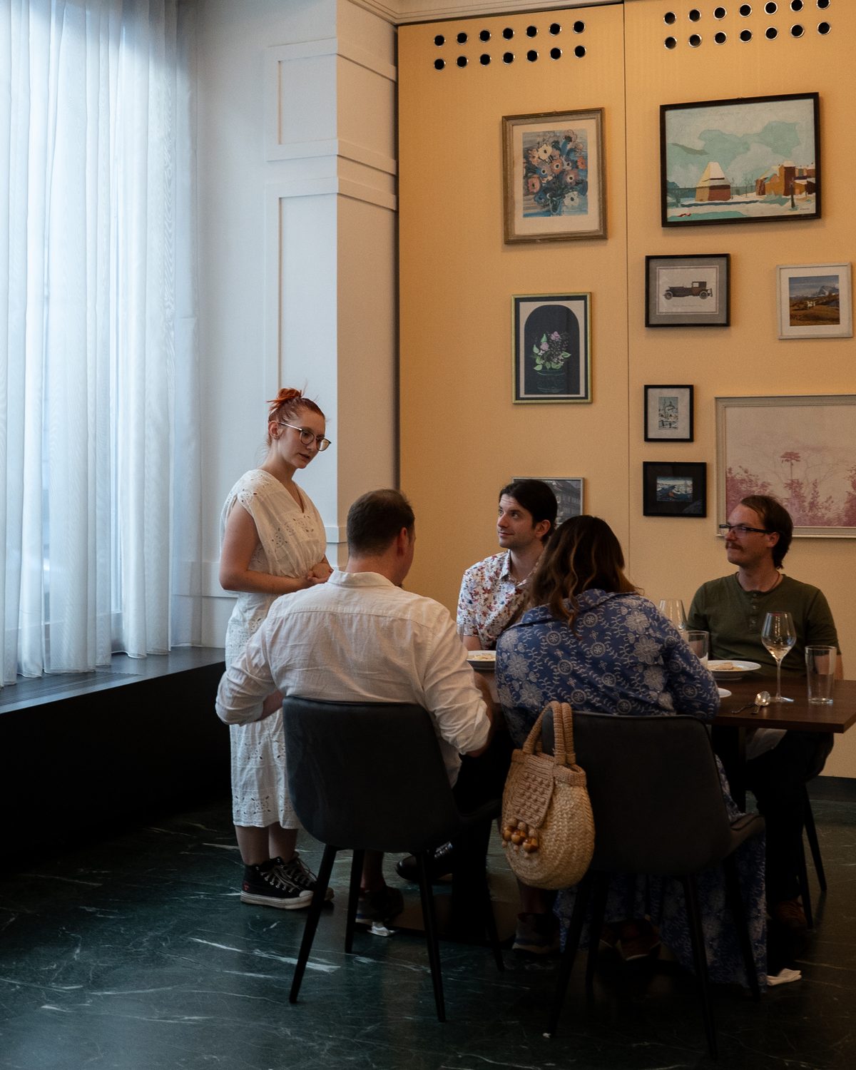 Strežba pri mizi gostov v dvorani restavracije Mara